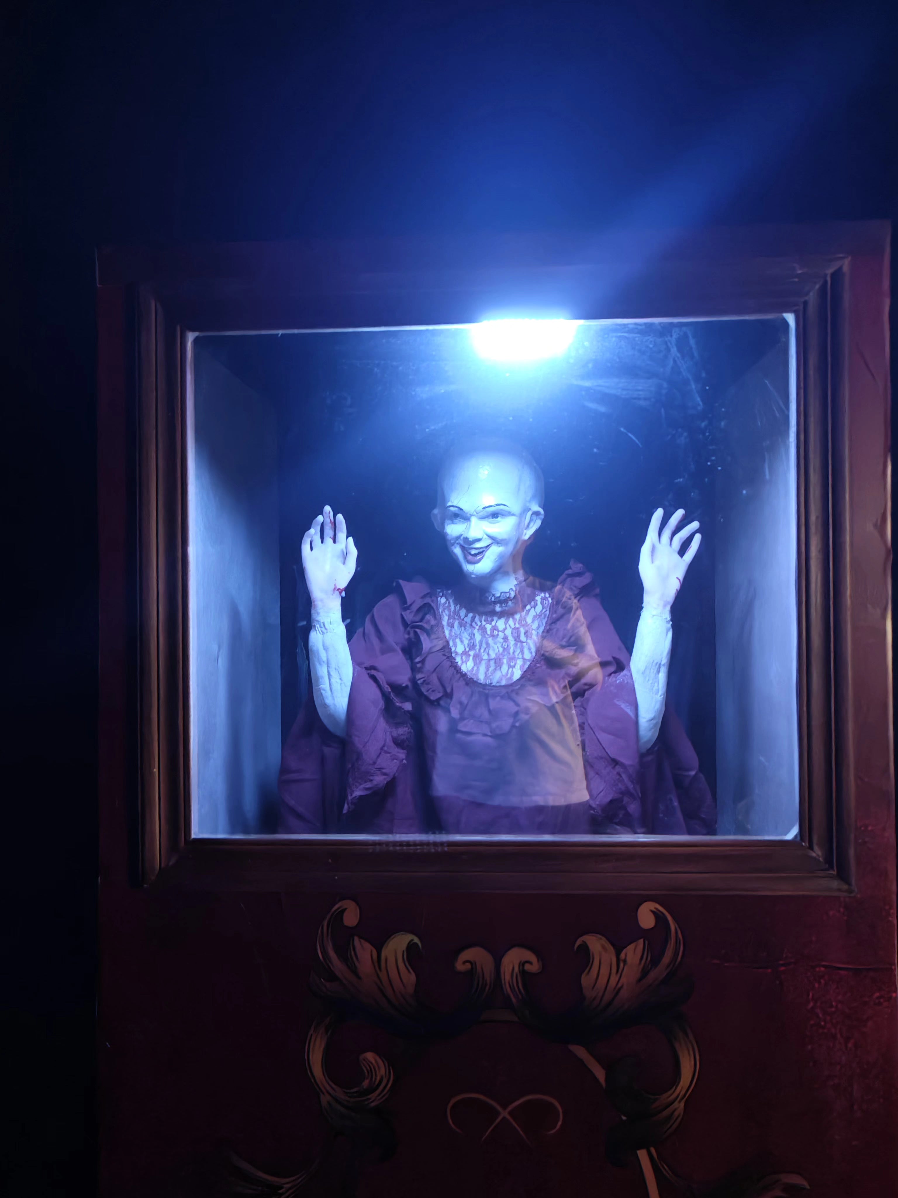 Window Jump Scare Zombie – Hidden Glass Surprise Prop-G036