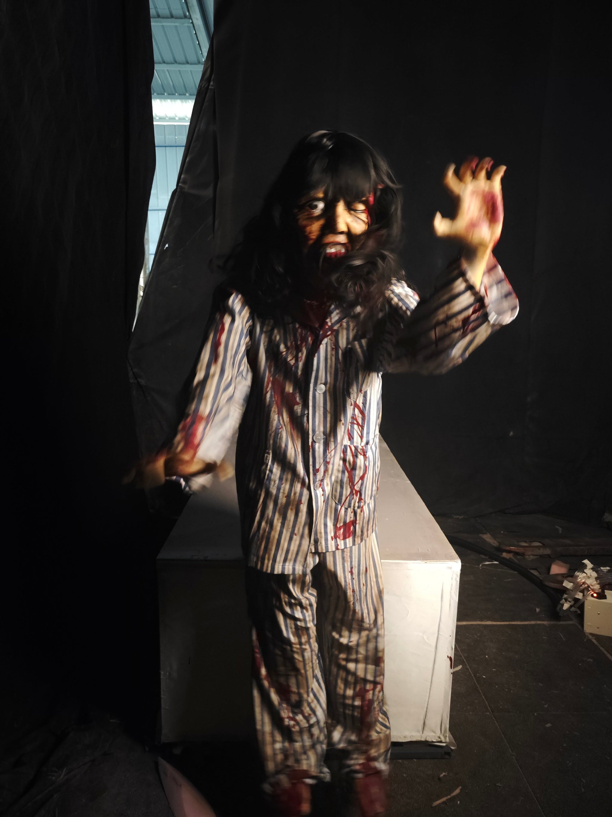 Psychiatric Patient Animatronic with Twisting Motion for Haunted House & Asylum Theme