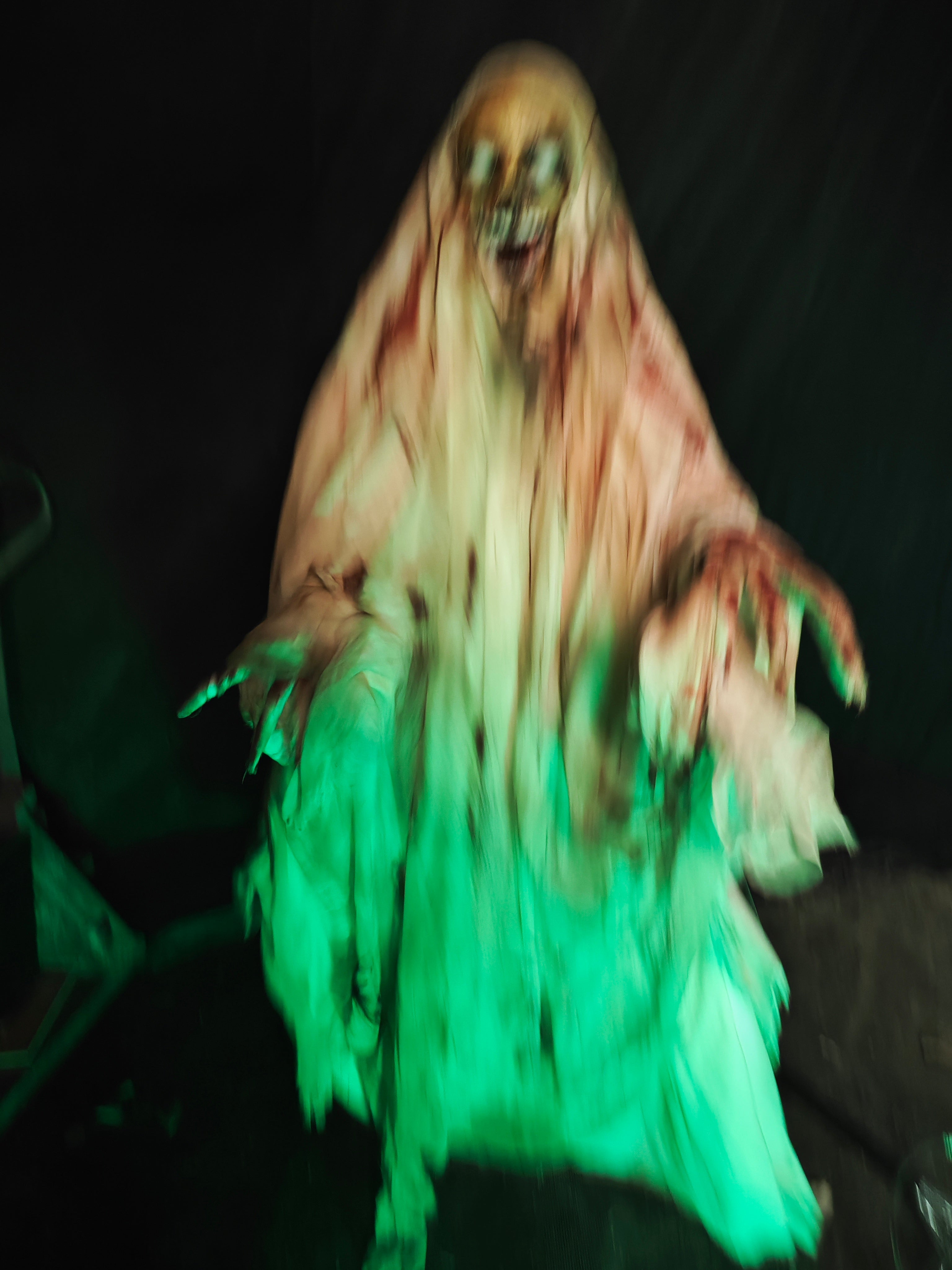 White Robe Skeleton Animatronic – Hooded Horror Prop-G088