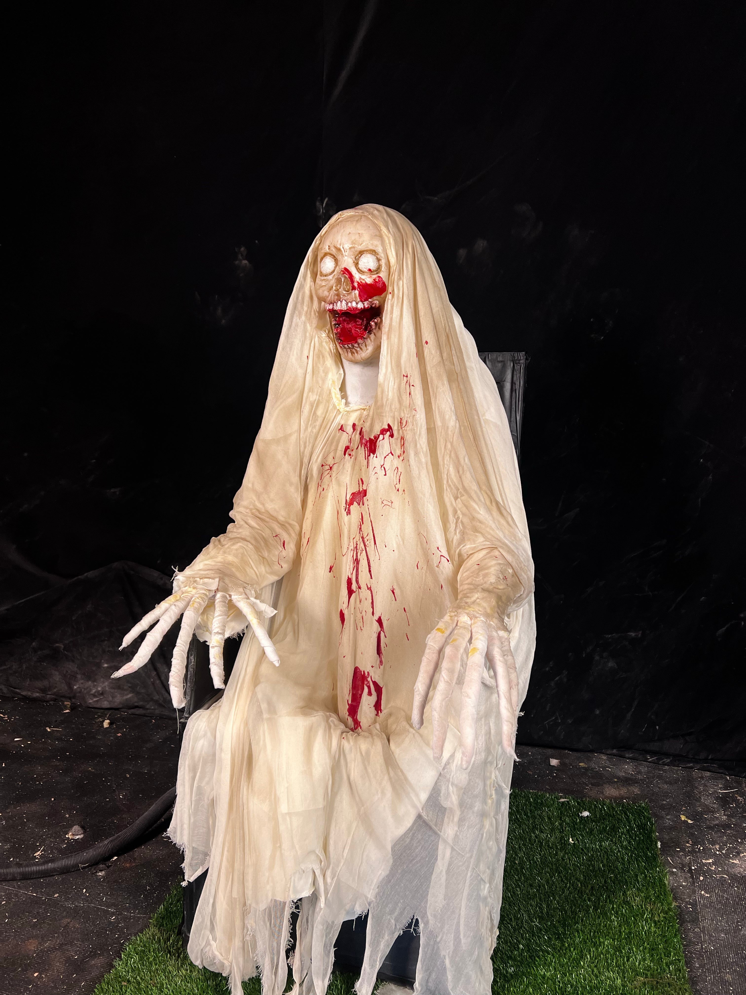 White Robe Skeleton Animatronic – Hooded Horror Prop-G088