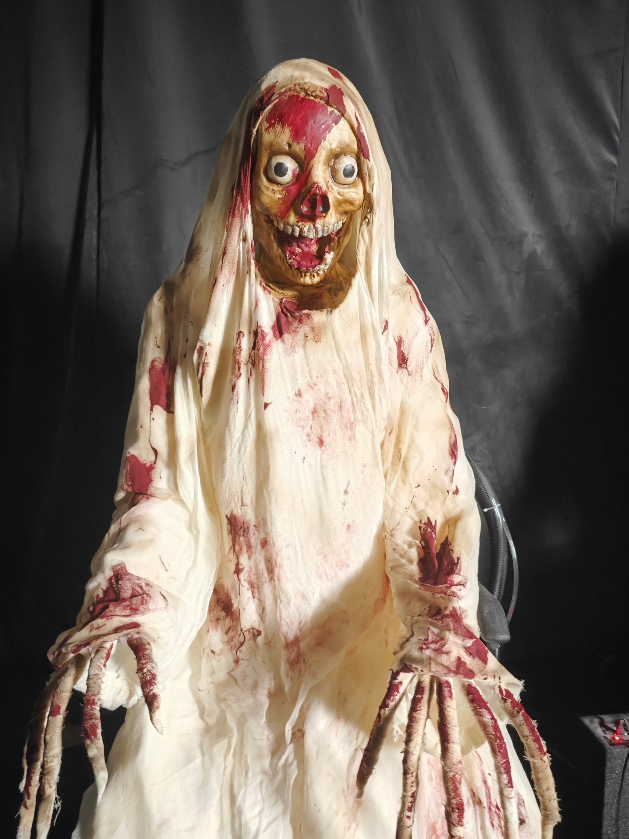 White Robe Skeleton Animatronic – Hooded Horror Prop-G088